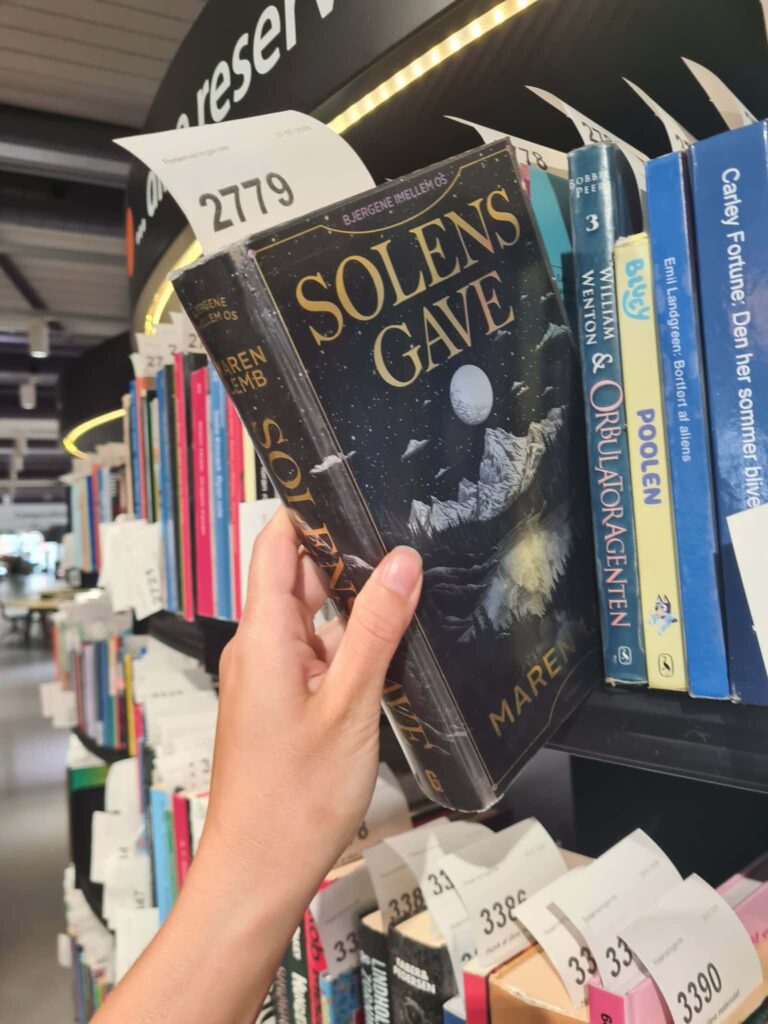 Solens Gave af Maren Lemb på bibliotekets reservationshylde.